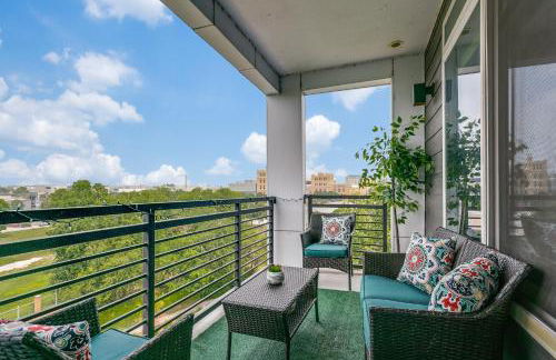Beautiful Condo on Riverwalk w King Ste Free Parking Pet friendly centrally Located on the Riverwalk - Photo 1