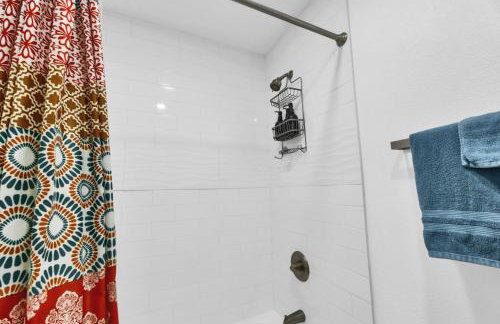 Spacious 2BR Condo close to Restaurants and Nightlife with WiFi - Foto 14