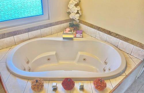 Stunning Panoramic Waterfront Pool Home Escape - Foto 42