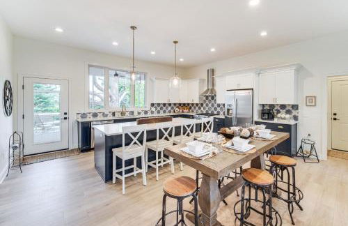 Walk to Lake Erie Sleek Retreat with Screened Patio - Foto 7