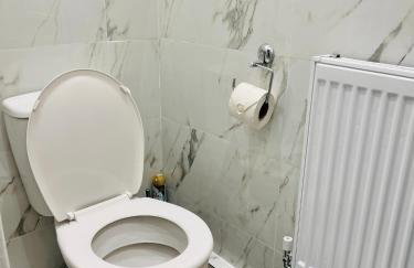 Beautiful and Homely 3 Bed House With FREE Parking So Close To Man City and City Centre - Foto 2