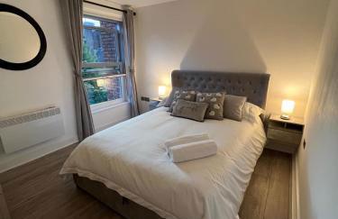 Stylish City Retreat with Views & Court Yard - Foto 19