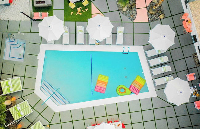 2 Rooms, Sleeps 8 Retro Hotel w/ Pool Wesley King Studio Buyout by Avantstay - Foto 21