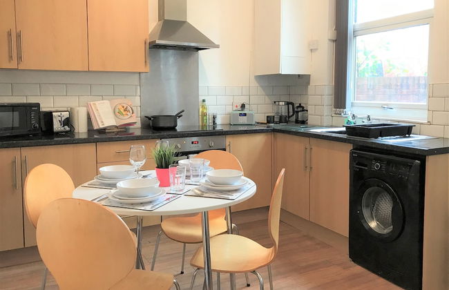 Central Wigan Welcoming Townhouse Sleeps up to 6 - Photo 16