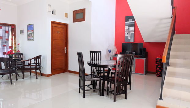 Homestay Jogja dekat Ambarukmo by Simply Homy - Foto 5, Essbereich im Zimmer