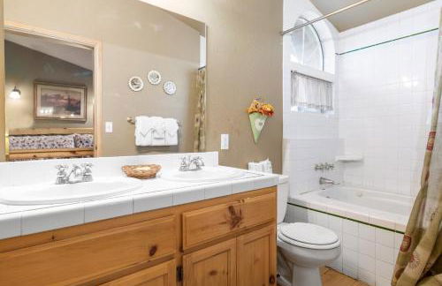 Abe's Cool Cabin - Nice luxury home with a game room, hot tub, and pool table - Foto 48