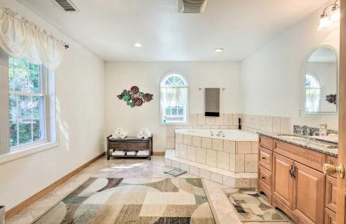 Granby Home with Deck Less Than half Mi to Aldrich Lake! - Foto 17