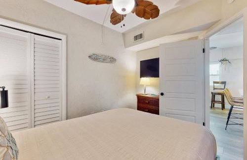 Modern oceanfront condo with outdoor pool, balcony, & washer/dryer - Foto 18