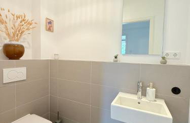 New-three room-Entire Apartment with two Balconies & Garage, Central-Fast Access to City Center - Barmbek -Stadtpark - Foto 7