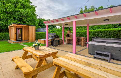 Lilys Pink House - Photo 2