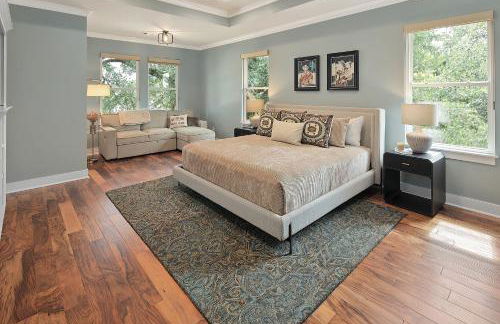 Luxury 5 BR 4 Bath, Hot Tub, Outdoor Kitchen, Across Street from Kyle Field! - Foto 5