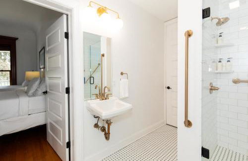 Boutique Style Condo Near Downtown Waterfront - Foto 28