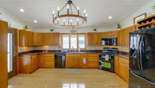 Patios and Views! Lakefront Getaway in Port Hope - Foto 2