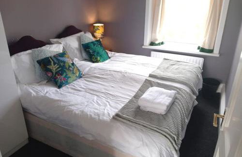 Peaceful Home from Home - Spacious 3 Bedroom House Accommodating 7 - Ideal for Families and Workers - Foto 15