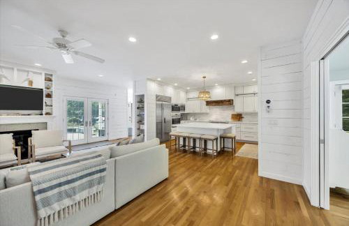 Stay 1 Block from Ocean at 7-Bed Retreat with Yard, Deck and Game Room, Host Up to 22 Across 16 Beds, Gas Fireplace, Gas Grill, Ample Parking, Walk to Menauhant Beach, Perfect for Family Getaway, 24 Hr Hospitality - Foto 36