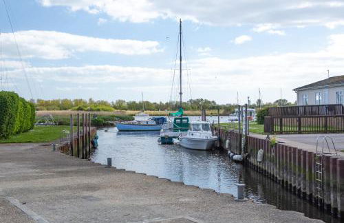 Hot Tub With A View - Christchurch Harbour - Photo 8