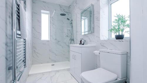 "Eastville Court Rhyl" by Greenstay Serviced Accommodation - A Cosy 2 Bedroom Bungalow with Parking, Dog Friendly, Close To Beaches, Shops & Restaurants - Ideal for Families, Friends, Couples & Business Travellers - Foto 3