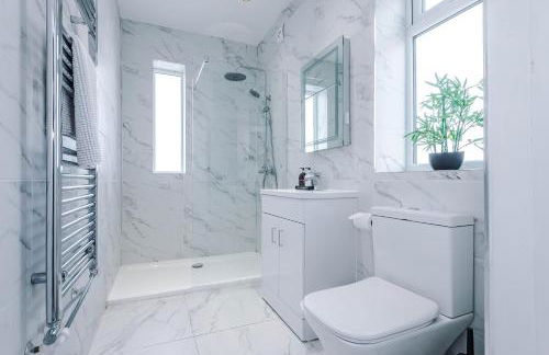 "Eastville Court Rhyl" by Greenstay Serviced Accommodation - A Cosy 2 Bedroom Bungalow with Parking, Dog Friendly, Close To Beaches, Shops & Restaurants - Ideal for Families, Friends, Couples & Business Travellers - Photo 3