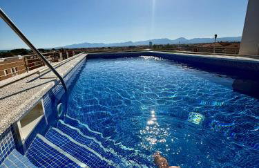 Apt con chill-out, piscina en la azotea a 5 min de la playa y parking privado - Foto 3