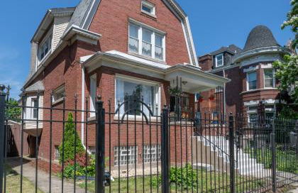 Spacious 5-BR House near Transit w Parking - Foto 22