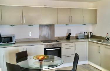 New Central Woking 1 and 2 Bedroom Apartments with Free Gym, close to Train Station - Photo 26