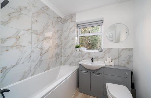 COZY 3 Bed House With Garden & Parking in Rochester, Kent Mins to Train Station, WiFi - Foto 10