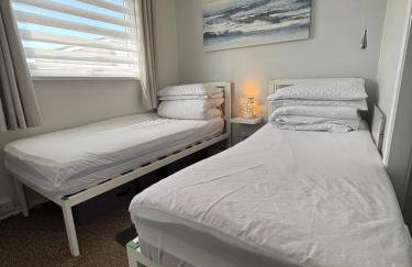 Beachcomber, Two bed Chalet on Sunbeach Holiday Park - Sleeps 4, pet friendly, FREE pool and entertainment passes included - plus WiFi - only 300m from the beach! - Photo 8