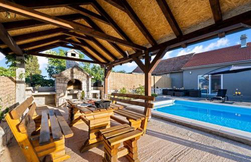 Olive Tree House with Jacuzzi, WiFi and 40m2 pool - Foto 10