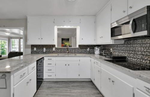 The Huge Home I Next 2 SHSU I Sleeps 16 I PingPong - Foto 11