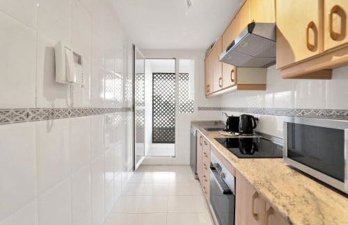 Apartamento con enorme terraza en complejo con piscina en Nueva Andalucía - Lorcrimar - Foto 32