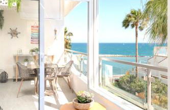 Stunning Beachfront apartment with Sea Views - Foto 1