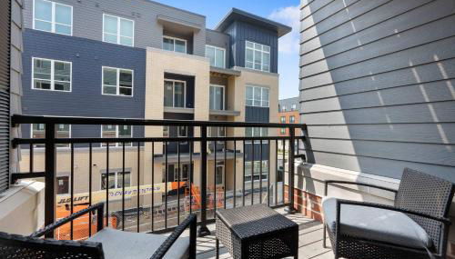 Washer & Dryer with Free Underground Parking with a Pool - Foto 5