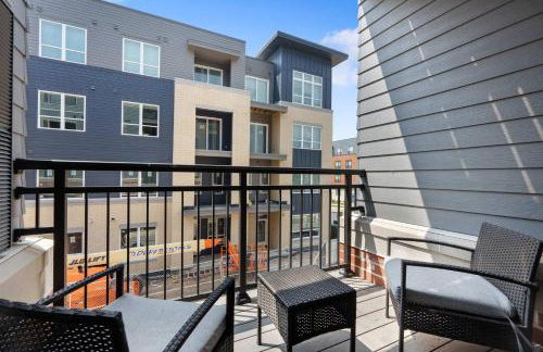 Washer & Dryer with Free Underground Parking with a Pool - Foto 5