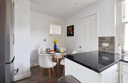 Large 3 bedrm apartment in heart of Theatre Land - Photo 7