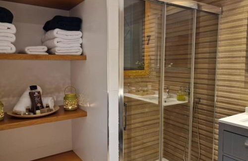 casa y piscina en un parque natural - Photo 36