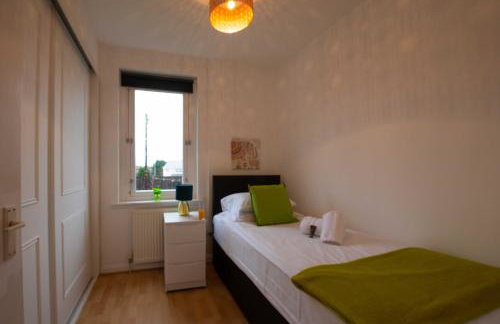 PREMIER - Chapel House with Driveway! - Foto 13