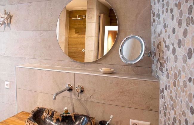 Modern Retreat With Private Sauna - Photo 14