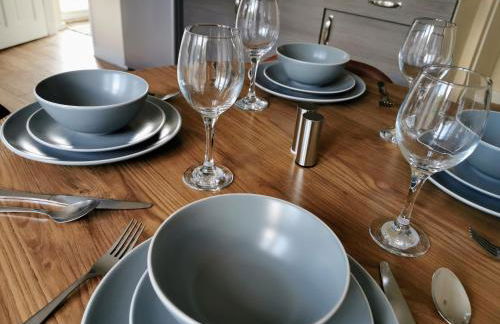 Goldthorn Wolverhampton sleeps 5 long term comfortably and families - Foto 8