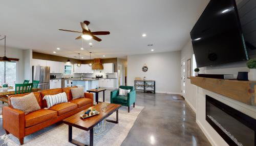 Secluded home with firepit, gas grill, central AC, game room, W/D - Foto 1