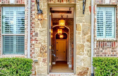 Luxury & Highly furnished upscale w Patio & Garage - Foto 30