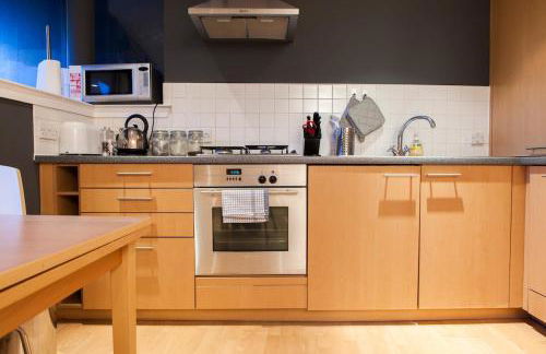 Bright & Stylish West End Apartment - Photo 4