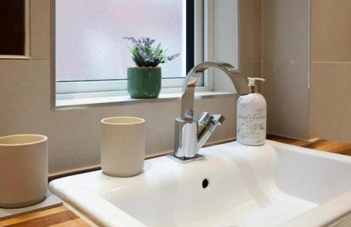 Westminster two bed one bath sleeps 5 with Air-Con - Photo 6