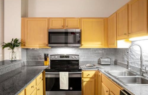 BOLD 2BR 2BA In The Block Apartment by CozySuites! - Foto 17