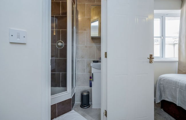 Captivating 3-bed Apartment in Grays - Photo 10