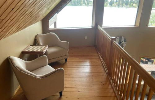 Beautiful Private Lake Lodge with Private Dock and Mountain Views - Foto 13