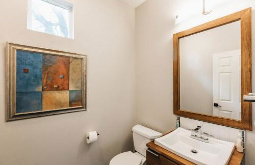 Modern 2-Story Cowboy Pool Home with King Beds Walk to 6th St & Rainey Street - Foto 31