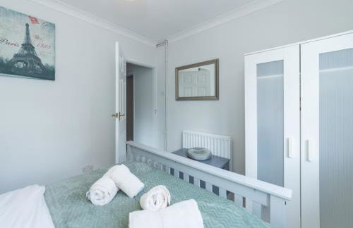 2BDR Peaceful Ground Floor Apartment Free Parking - Pass the Keys - Foto 18