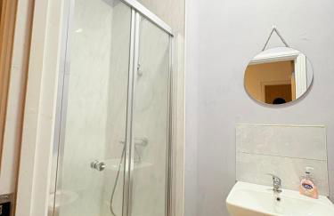 Stylish Studio flat 4,ensuite,Kitchennete,Parking,Wifi,Smart TV,Nr Sandwell and Metropolitan Hospital - Foto 9