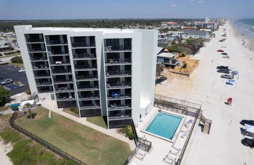 Beachfront with a pool at Ocean Trillium Condo ~ 101 - Foto 3