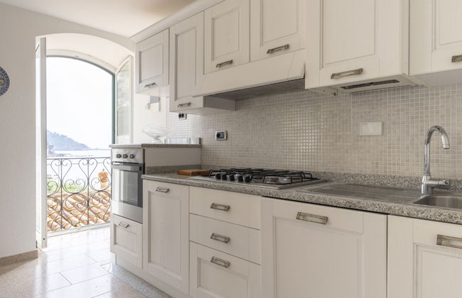 2 bedroom Apartment in Ventimiglia with swimming pool and garden - Photo 2